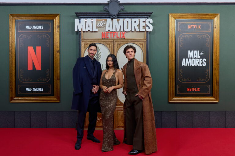 Three guests pose at the Mal de amores premiere in Mexico City.